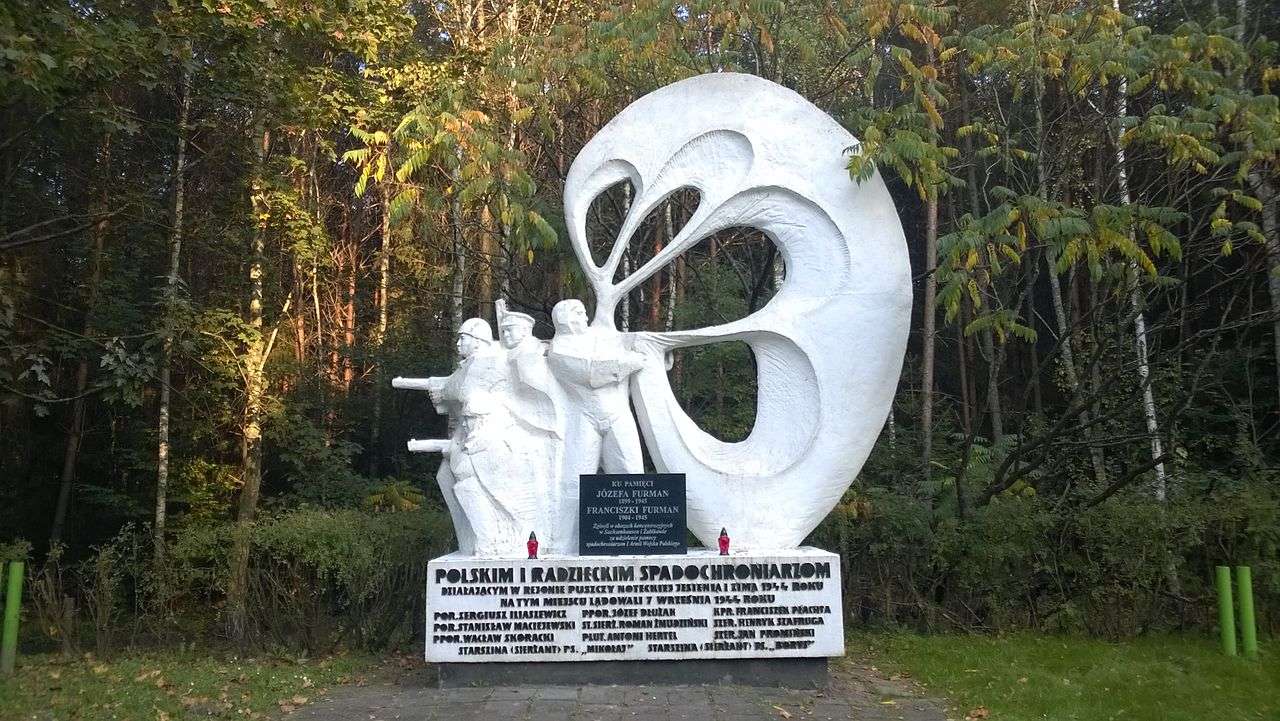 Monument to paratroopers near Sokołów online puzzle