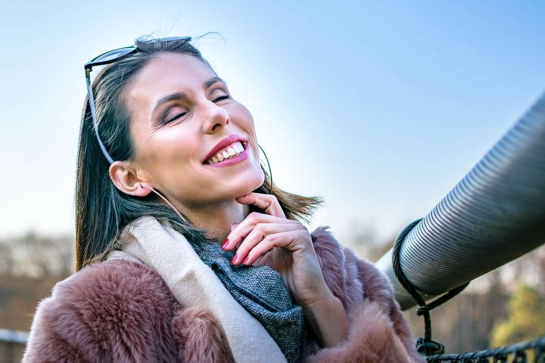 χαμογελαστή γυναίκα σε καφέ γούνινο παλτό online παζλ