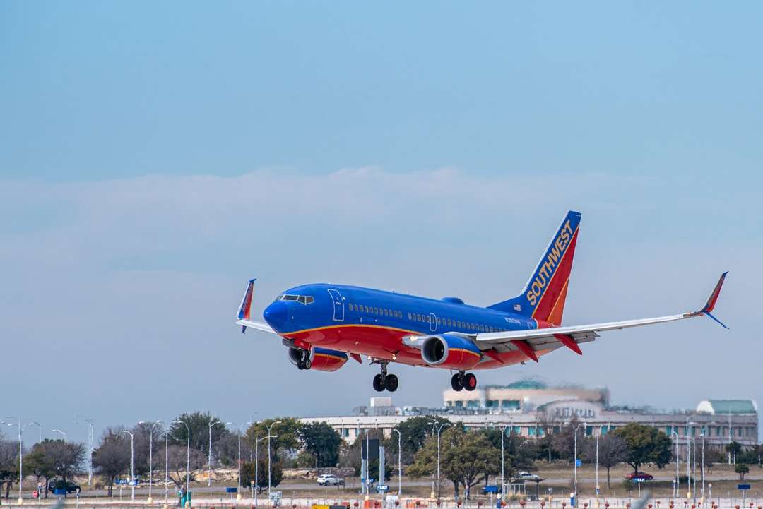 vörös és fehér repülőgép nappali repülőtéren online puzzle
