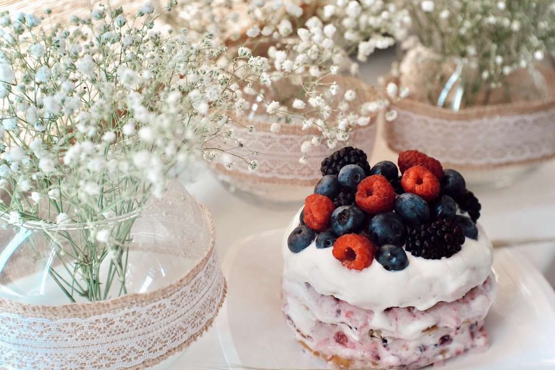fehér és barna torta bogyókkal a tetején kirakós online