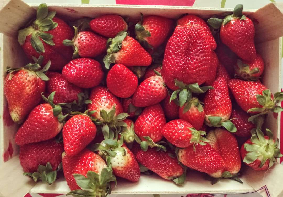 Erdbeeren in weißem Plastikbehälter Puzzlespiel online