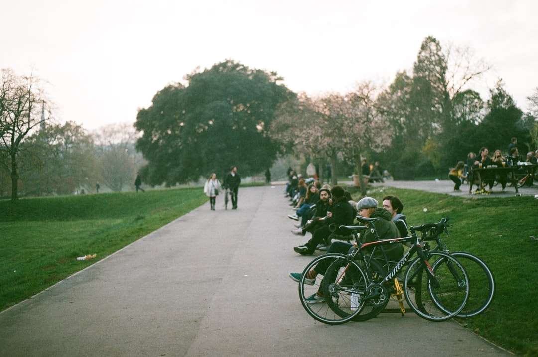 άτομα που οδηγούν ποδήλατα στο δρόμο κατά τη διάρκεια της ημέρας παζλ online