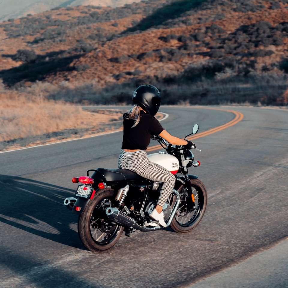 άντρας σε μαύρο πουκάμισο ιππασία μοτοσικλέτα στο δρόμο κατά τη διάρκεια της ημέρας παζλ online