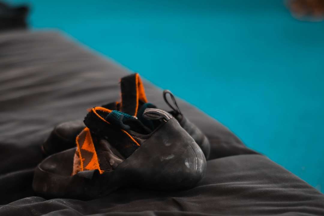stivali di pelle nera su tessuto grigio puzzle online
