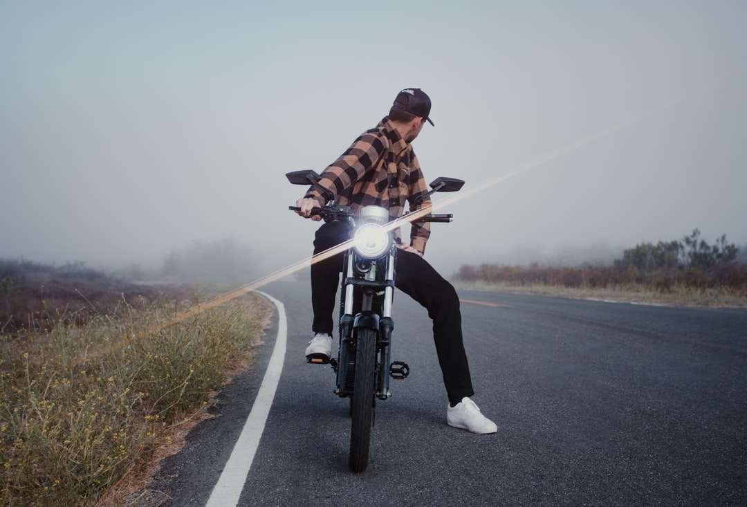 férfi barna kabát lovaglás kerékpár úton napközben online puzzle