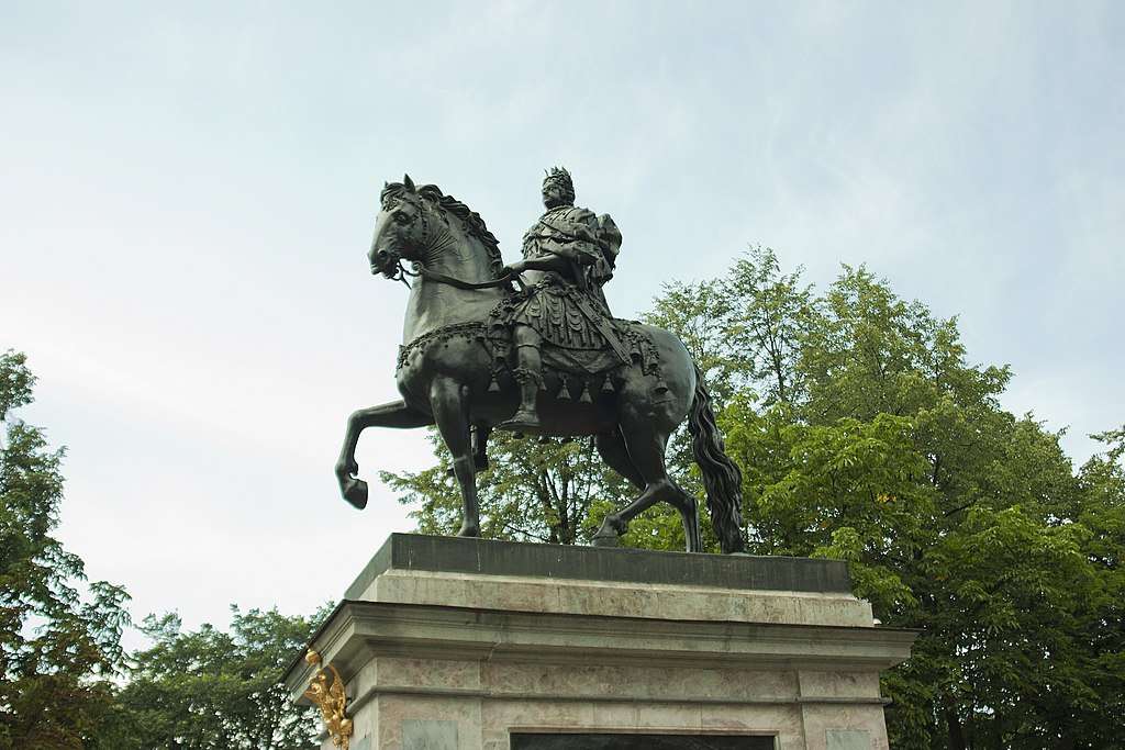 Denkmal für Peter I. in St. Petersburg (Mikhailovsky Castle) Puzzlespiel online