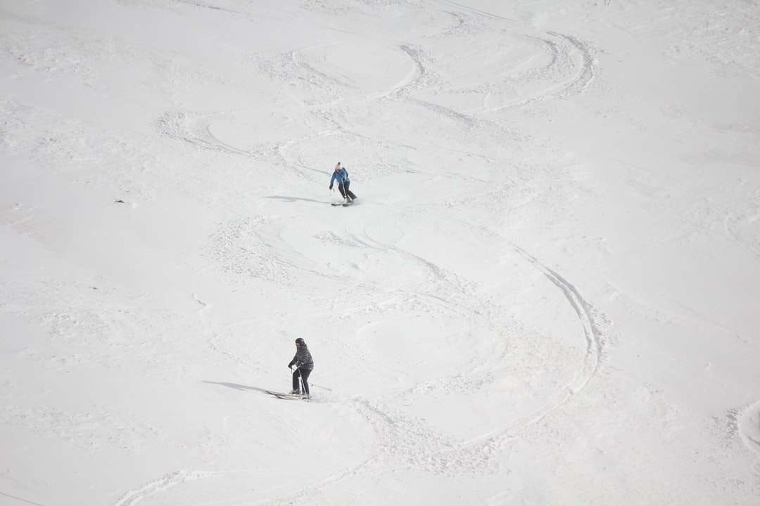 az emberek séta a hóval borított területen napközben online puzzle
