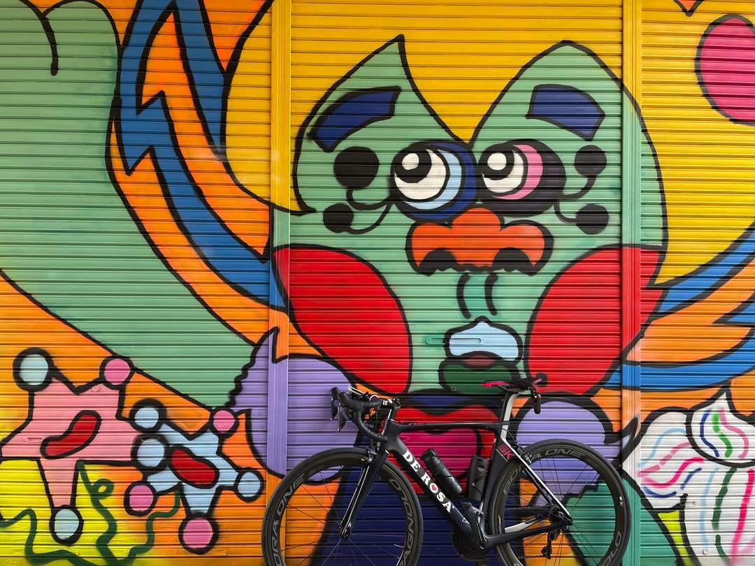 svart cykel med rött och gult hjärta vägg graffiti Pussel online