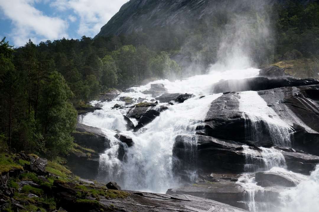 water valt overdag op een rotsachtige berg onder de blauwe hemel legpuzzel online