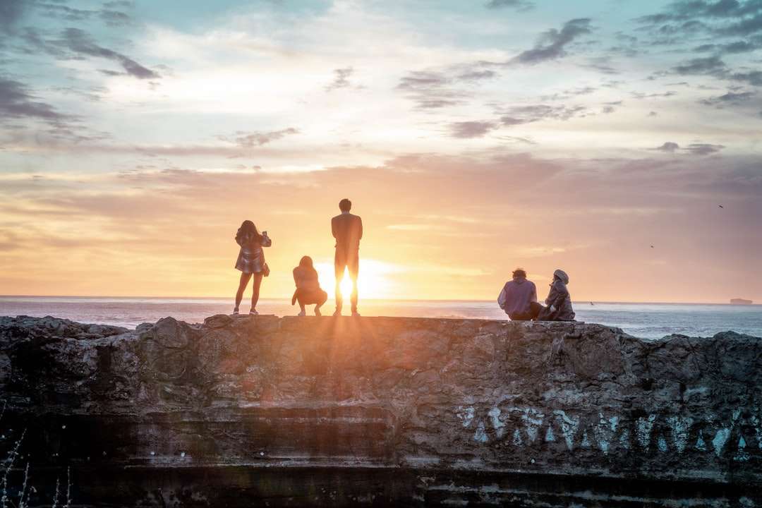 Silhouette de 3 personnes debout sur une formation rocheuse près du corps puzzle en ligne