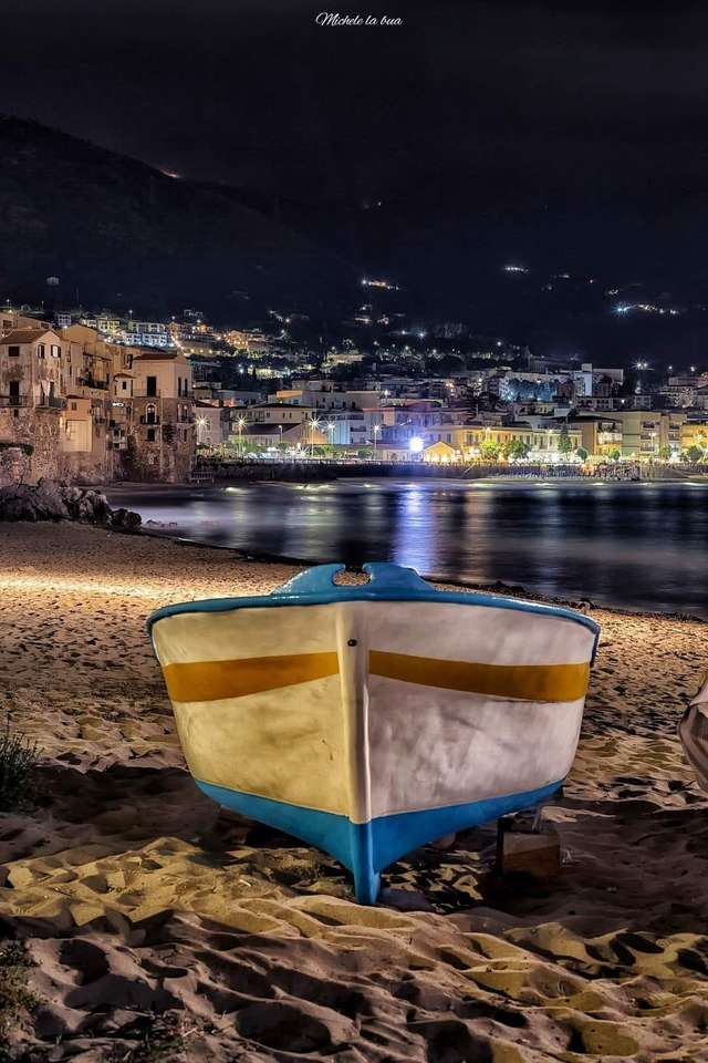 Boot am Strand Cefalù PA Italien Online-Puzzle