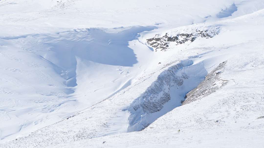 munte acoperit de zăpadă în timpul zilei puzzle online