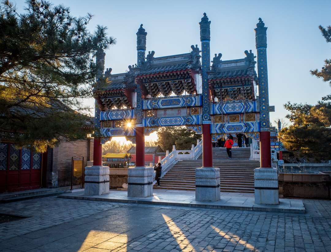 červený a hnědý chrám pod modrou oblohou během dne skládačky online