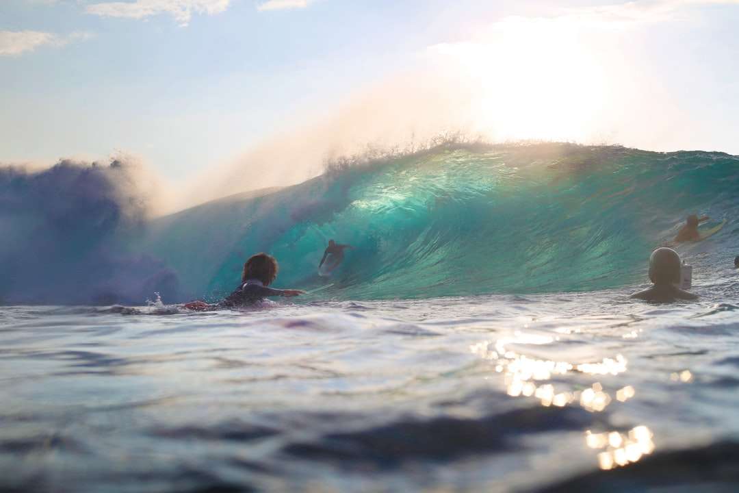 osoba, surfování na mořských vlnách během dne skládačky online