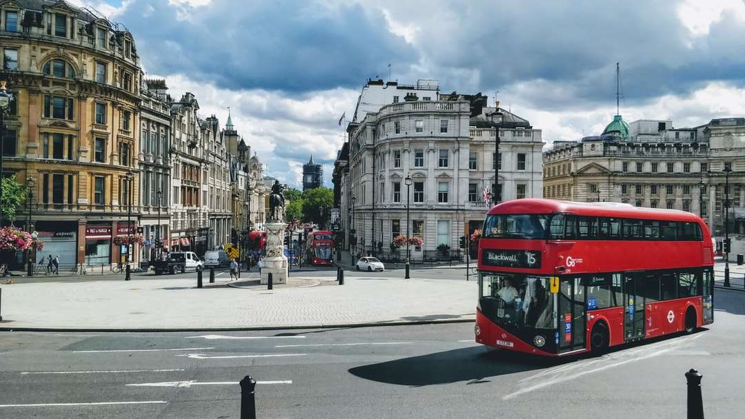 червен и черен автобус на пътя близо до сградата през деня онлайн пъзел