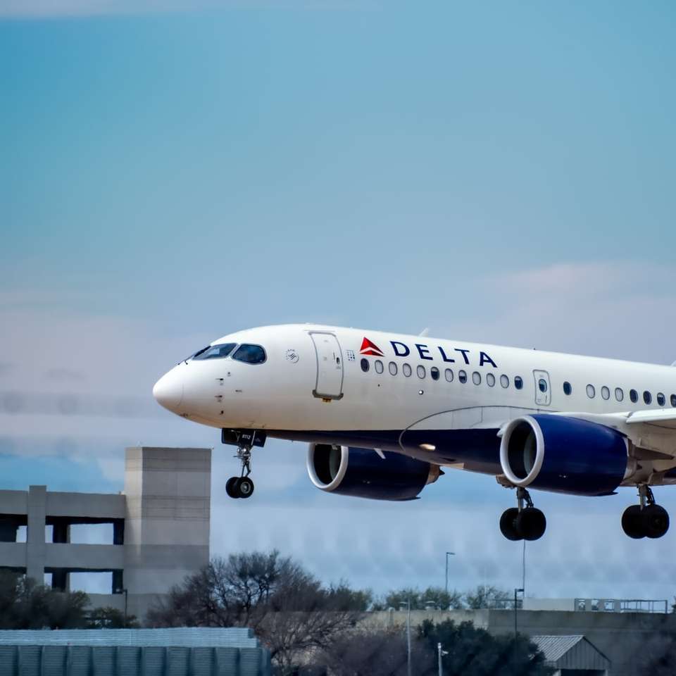 avion de pasageri alb pe cer în timpul zilei jigsaw puzzle online
