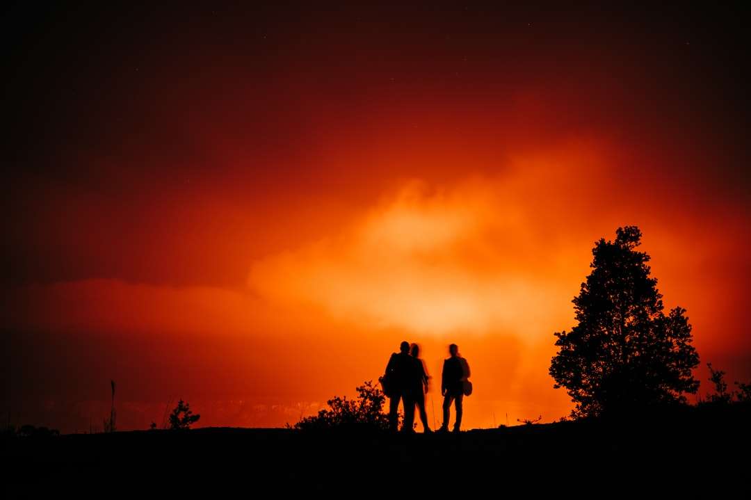 silhuett av 3 män som står på marken under solnedgången pussel på nätet