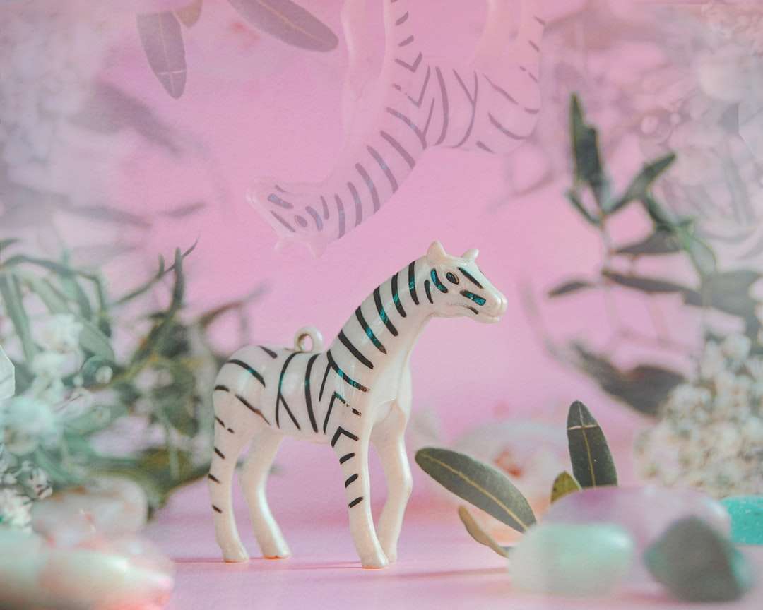 figurina zebra pe masa de lemn maro puzzle online