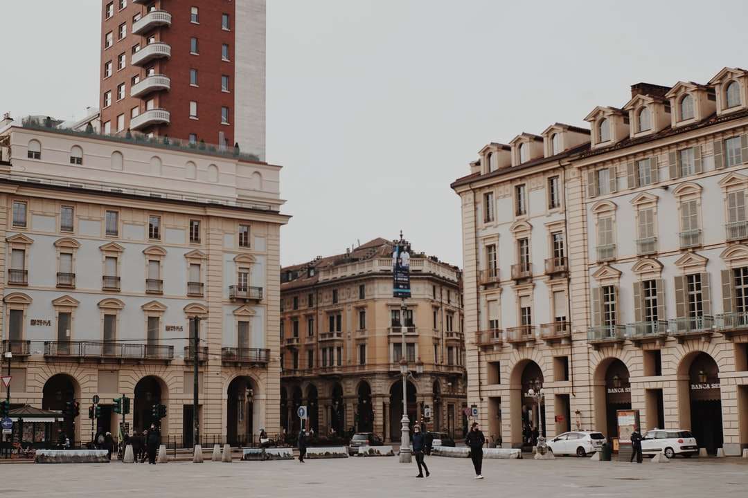 emberek az utcán, barna betonépület közelében online puzzle