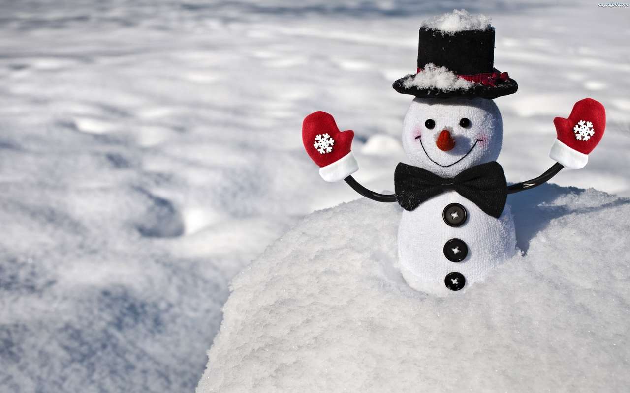 Снежен човек с шапка онлайн пъзел