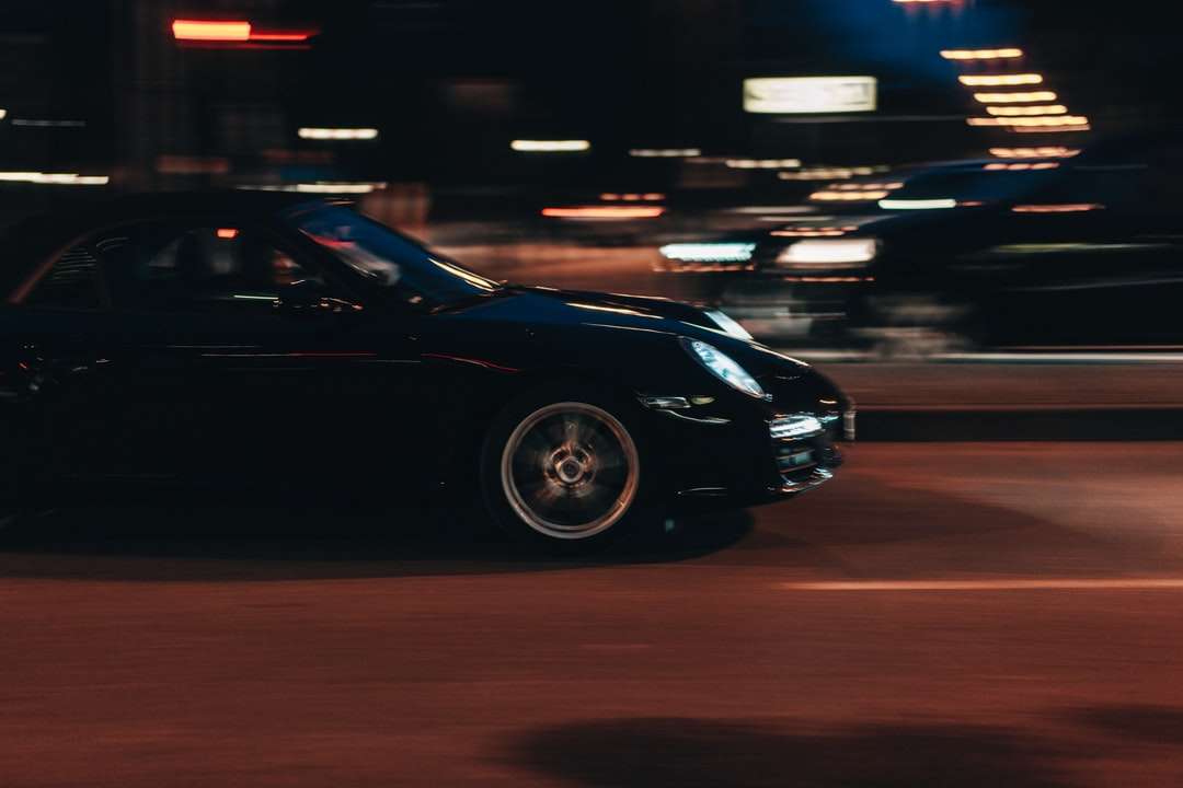 夜間の道路上の黒いポルシェ911 ジグソーパズルオンライン