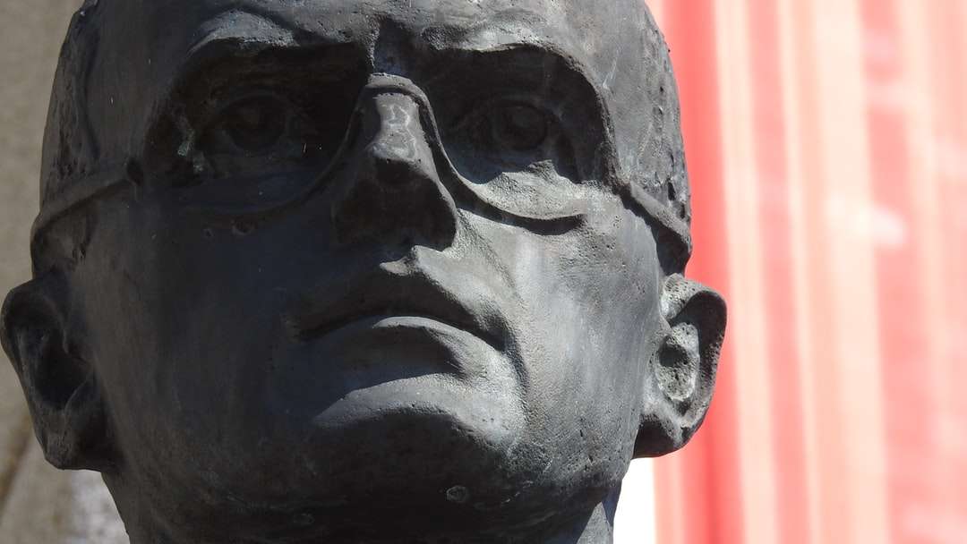 чоловіче обличчя статуя вдень пазл онлайн