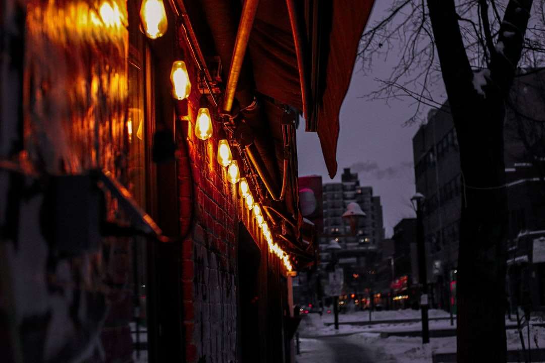 brunt paraply på gatan under natten pussel på nätet