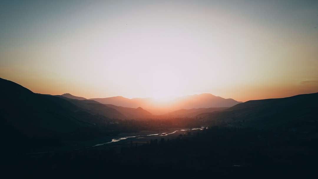 silhuett av berg under solnedgången Pussel online