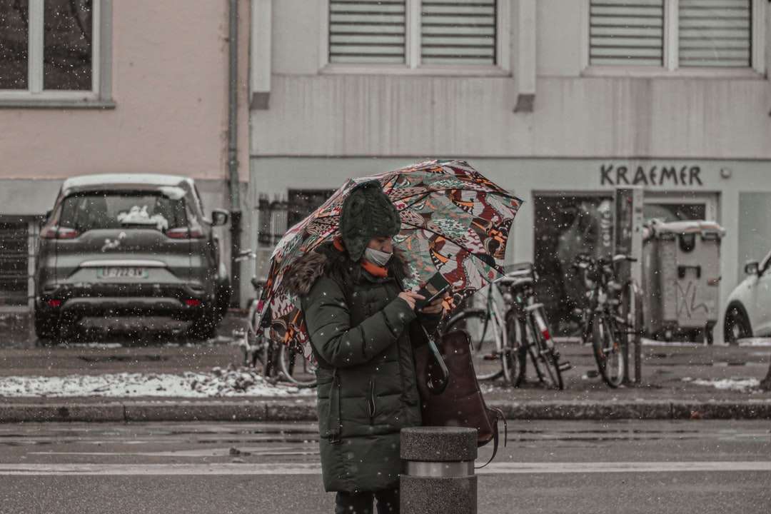 személy fekete kabát tartó esernyő kirakós online