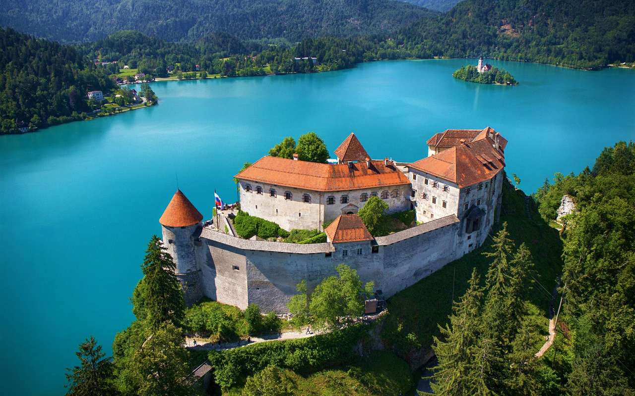 Castillo en el lago Bled en Eslovenia rompecabezas en línea