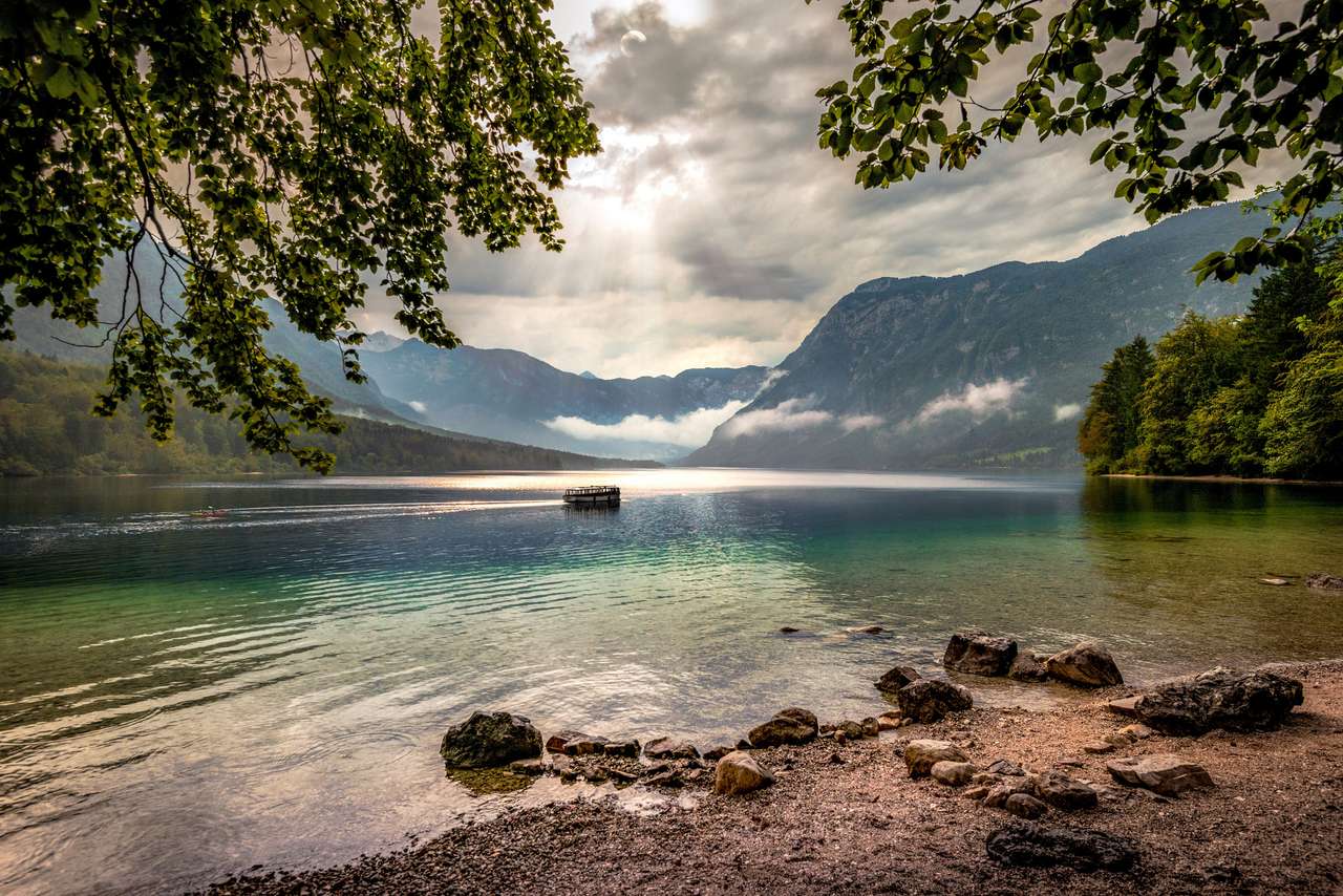 Озеро Бохинь в Словении онлайн-пазл