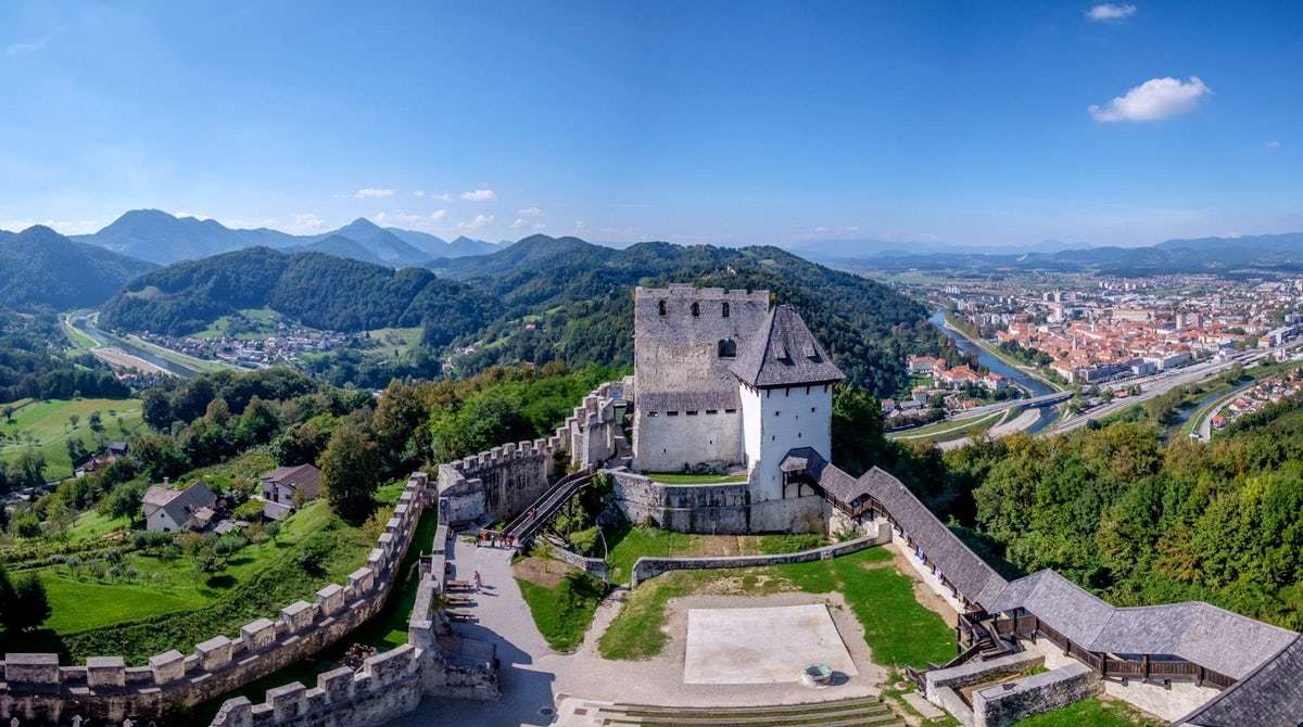 Ciudad de Celje con castillo en Eslovenia rompecabezas en línea