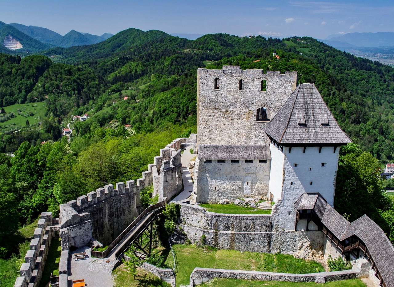 Castelo perto de Celje na Eslovênia puzzle online