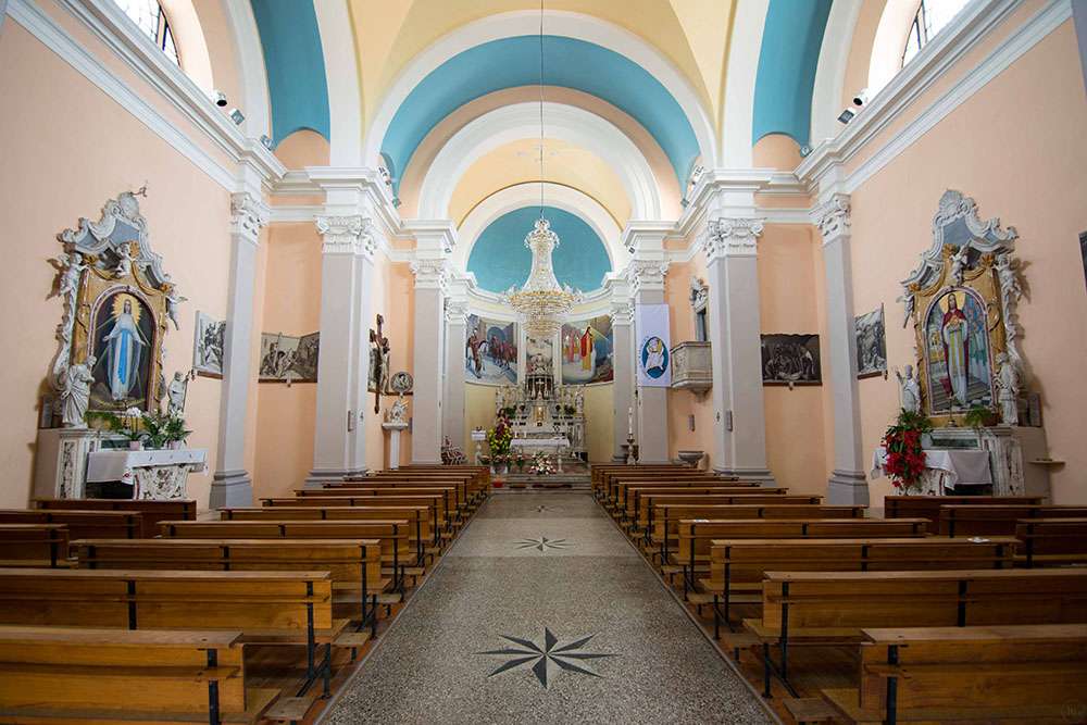 Smartno Kirche St Martin Goriska Brda in Slowenien Online-Puzzle