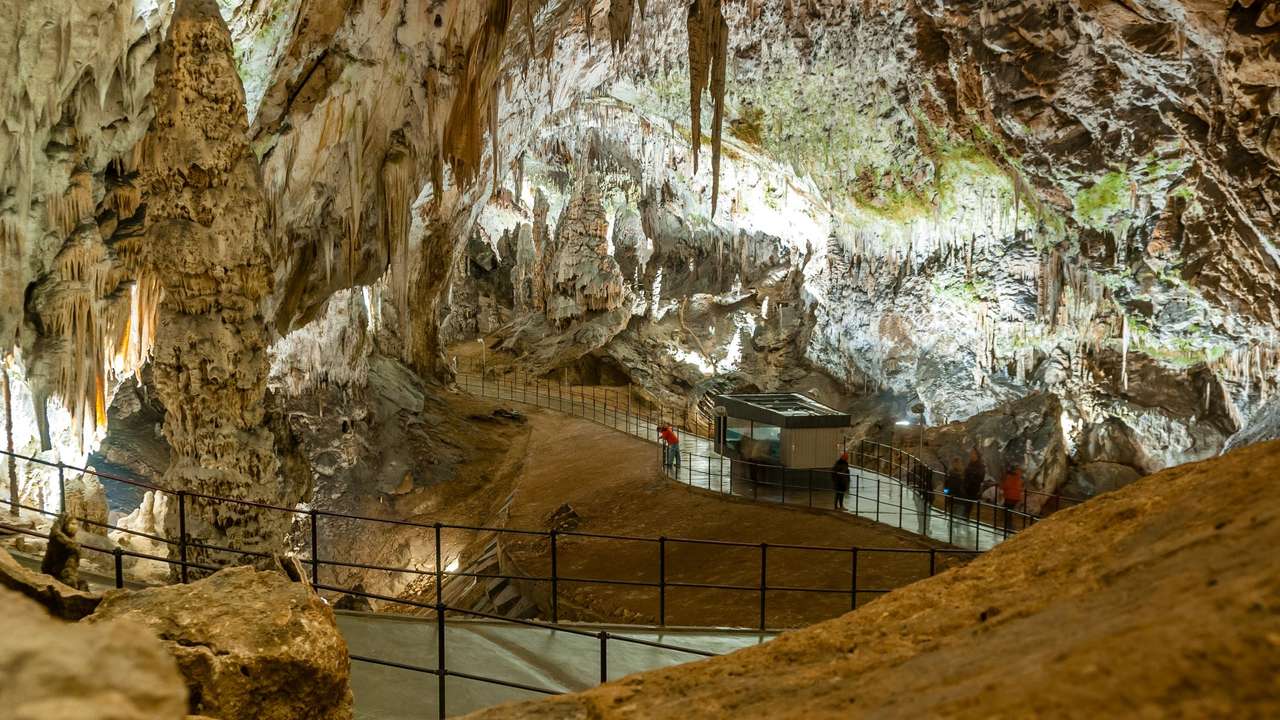 Сталактитовые пещеры Постойна, Словения пазл онлайн