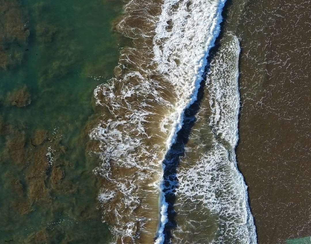 Flygfoto över havets vågor Pussel online