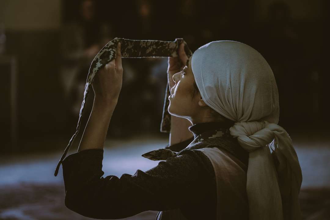 Frau im weißen Hijab und im schwarzen Langarmhemd Puzzlespiel online