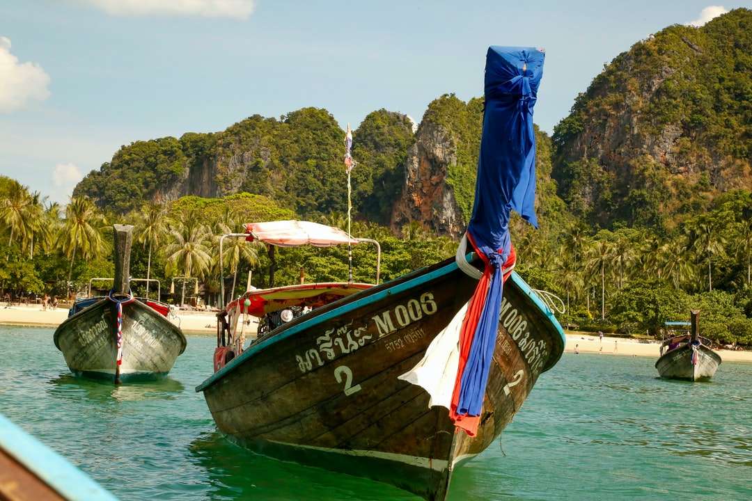 bruine en groene boot op waterlichaam overdag online puzzel