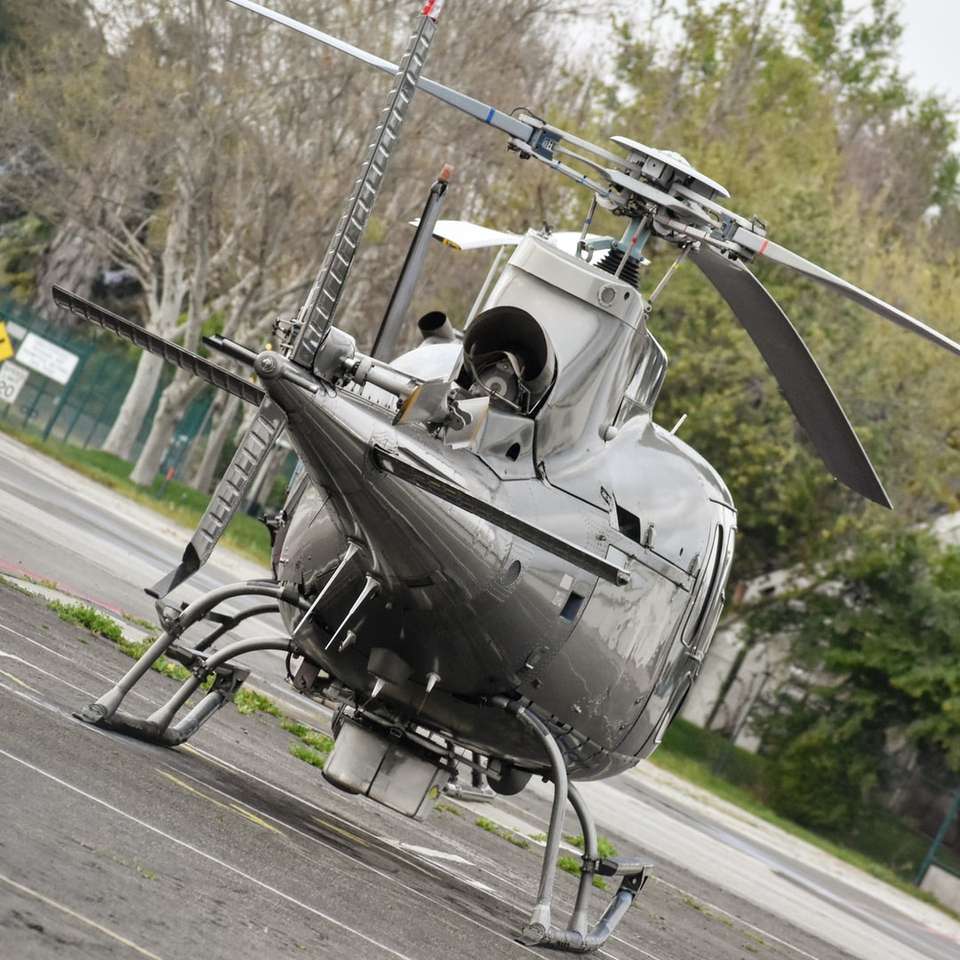 zwarte helikopter op grijze asfaltweg overdag online puzzel