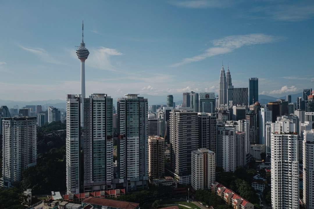 skyline della città sotto il cielo blu durante il giorno puzzle online