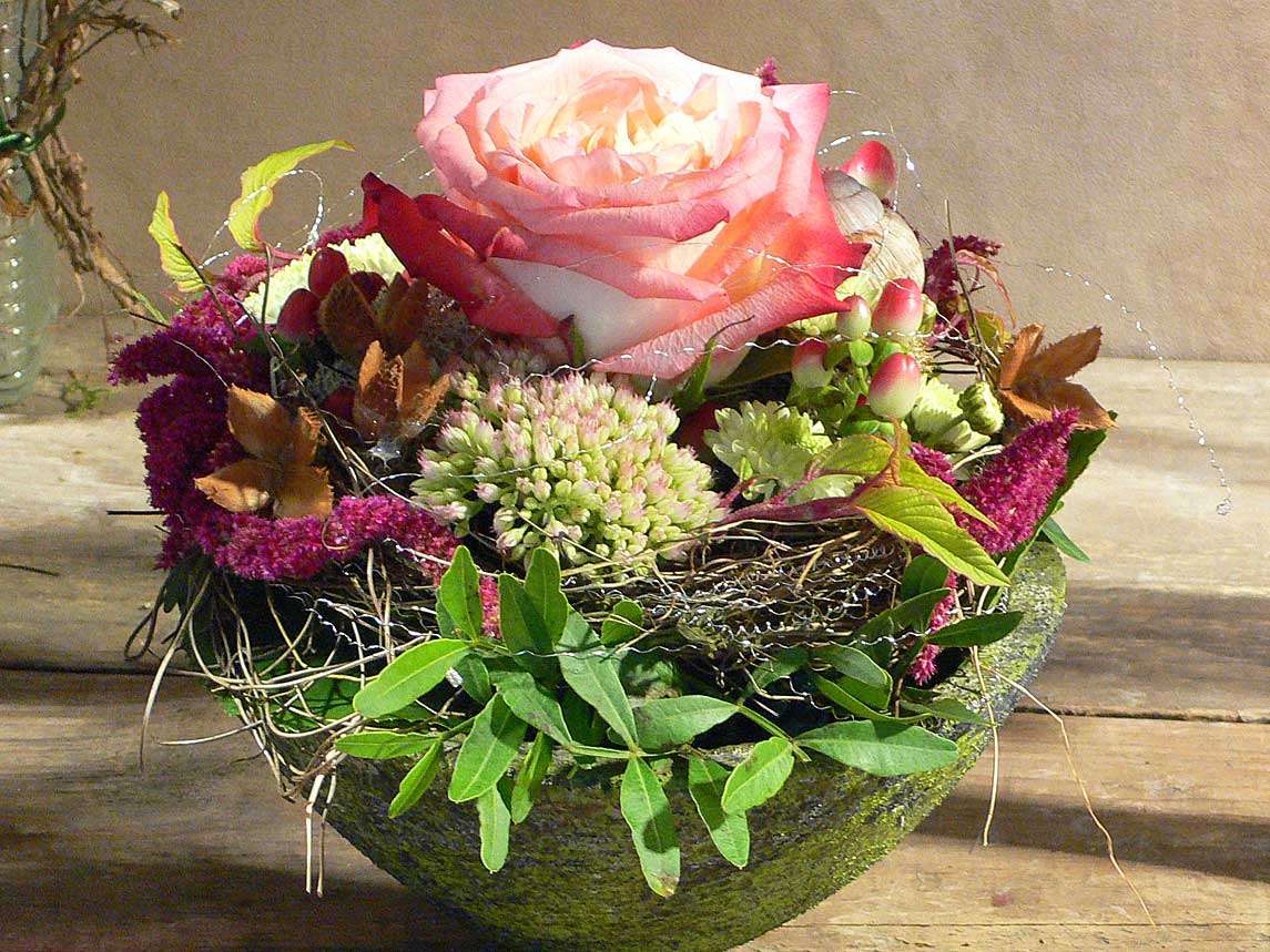 Gyönyörű dekoratív tál növényekkel és rózsa kirakós online