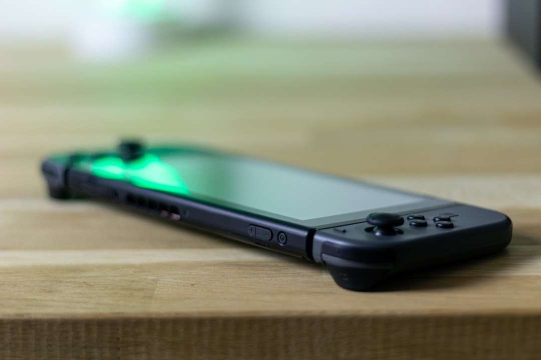 iphone 5 preto na mesa de madeira marrom quebra-cabeças online