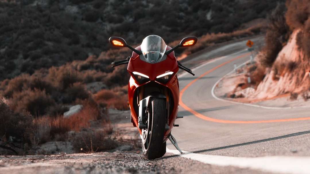 昼間の道路上の赤と黒のスポーツバイク ジグソーパズルオンライン