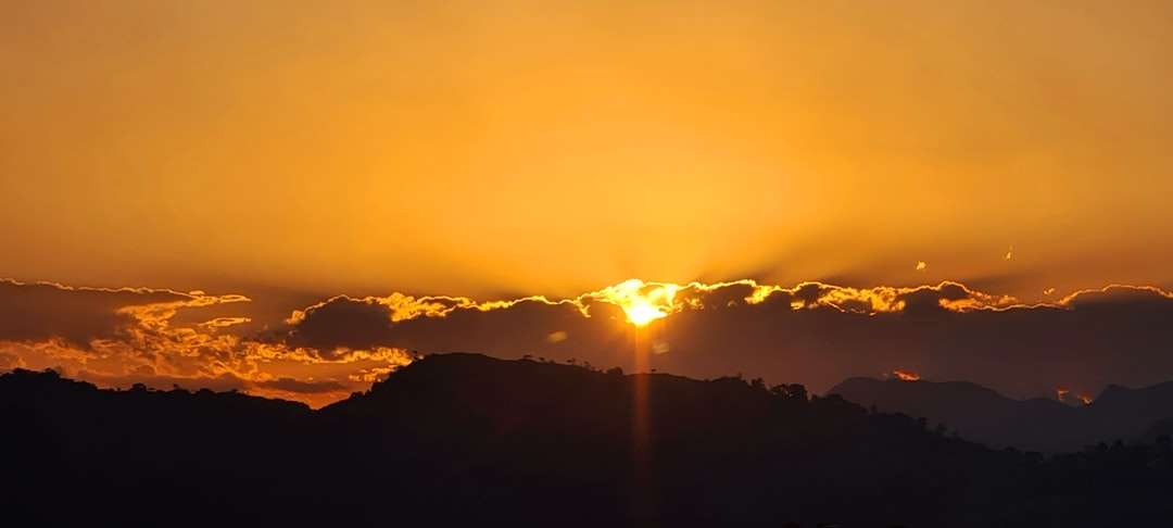 日没時の山のシルエット ジグソーパズルオンライン