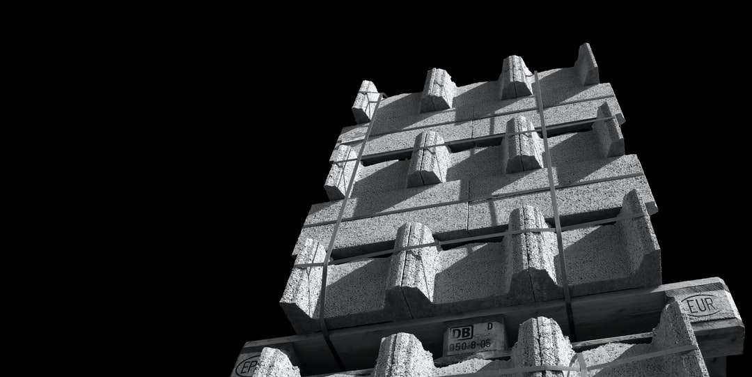 szürke beton épület napközben online puzzle