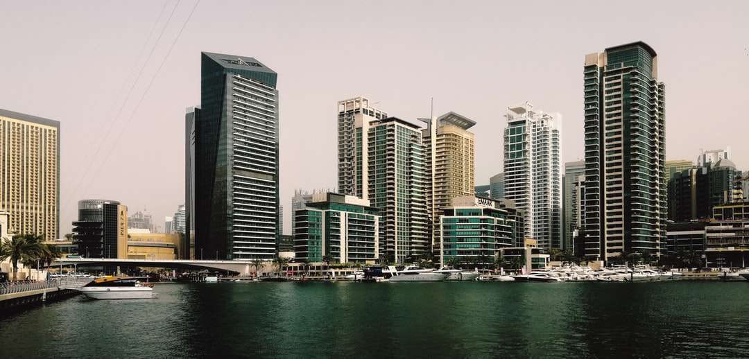 panorama města poblíž vodní plochy během dne skládačky online