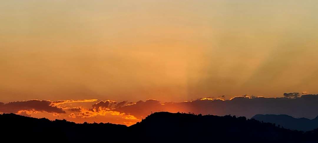 σιλουέτα του βουνού κατά το ηλιοβασίλεμα παζλ online