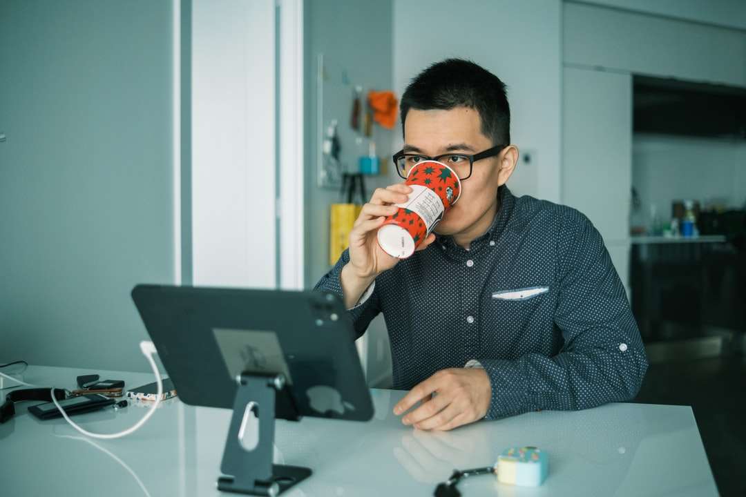 muž v černé a bílé kostkované košili pití online puzzle