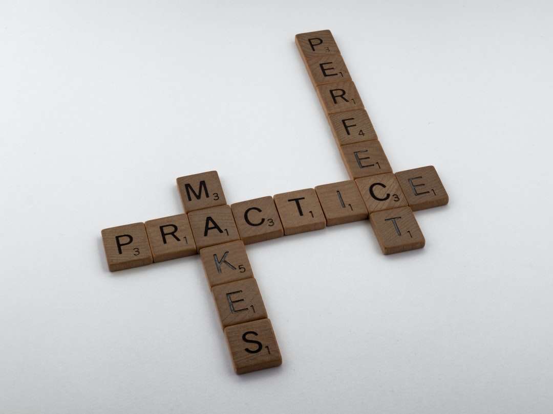 croix en bois marron sur surface blanche puzzle en ligne