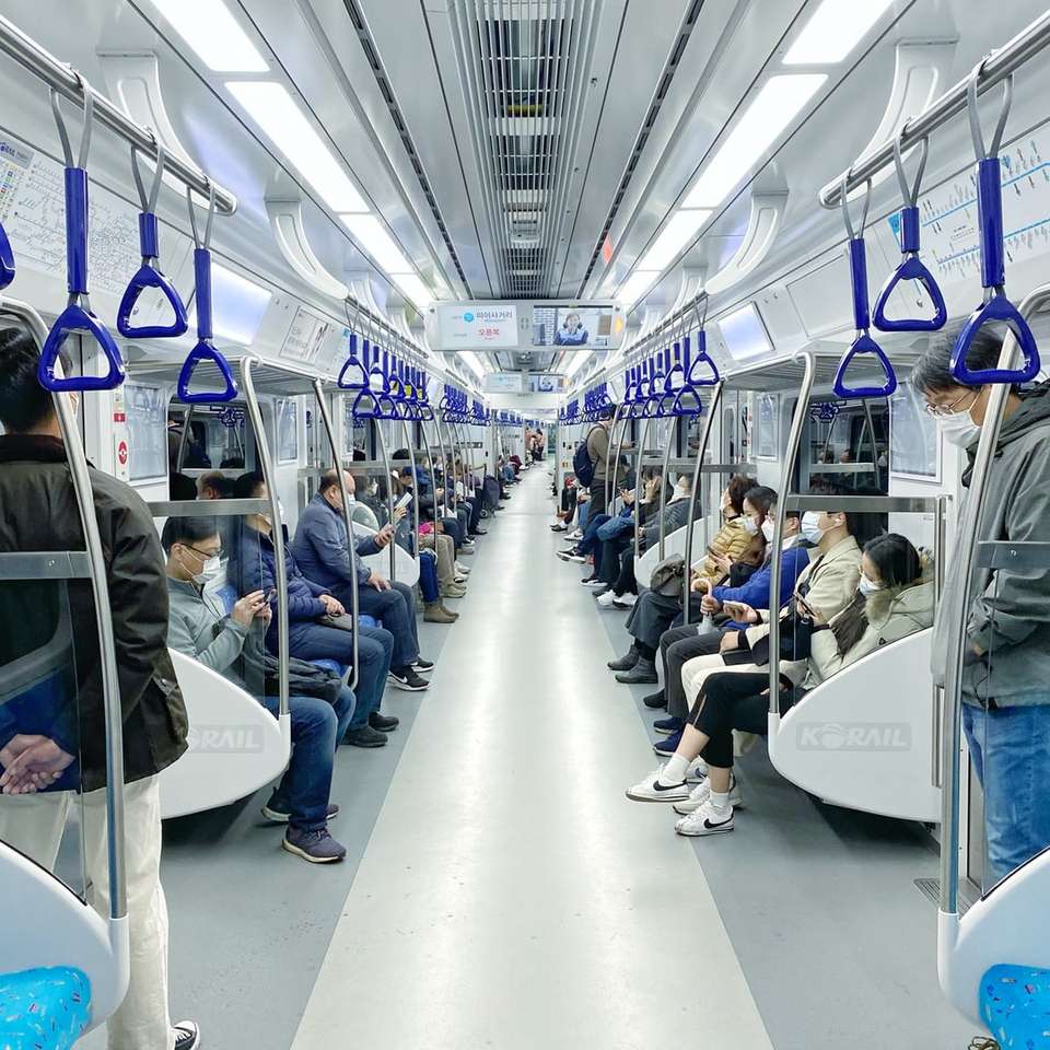 люди сидят на бело-голубых сиденьях в автобусе пазл онлайн